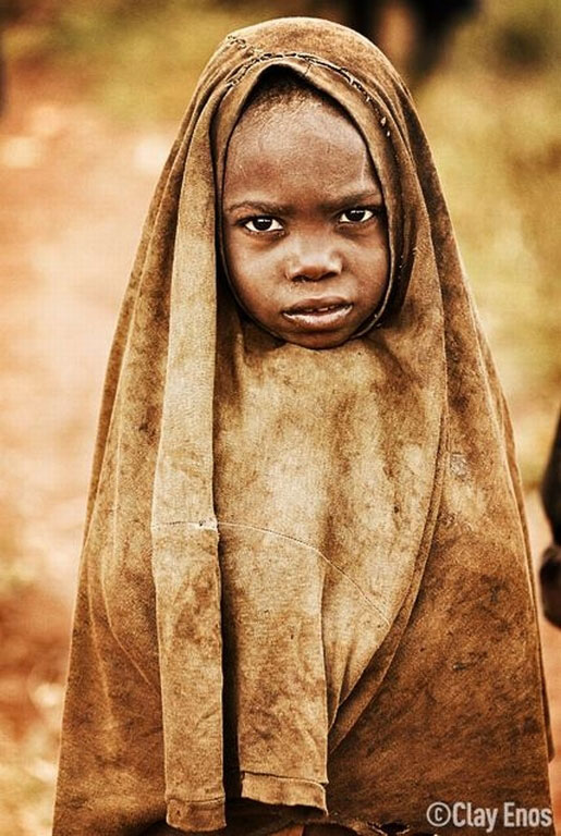 Photo d'un enfant d'Afrique recouvert d'un chale terreux avec un filtre sépia
