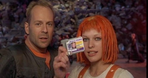 Capture d'écran du film "Le 5e Élément", scène où Liloo présente son multipass