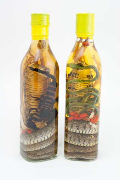 Photo de deux bouteilles de vin de serpent