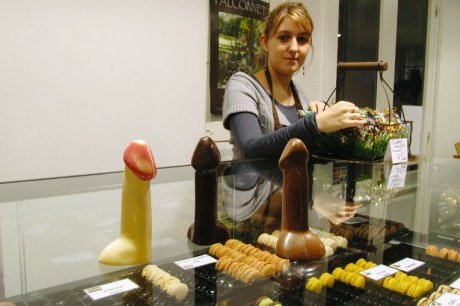 Photo de penis en chocolat en vitrine
