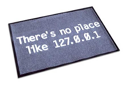 Photo d'un paillasson portant l'intitulé "there is no place like 127.0.0.1"