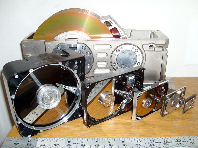 Photo illustration l'évolution de la taille des disques durs