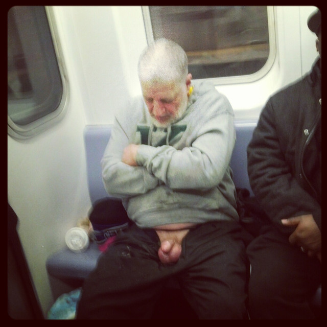 Photo d'un homme dans le métro, la bite à l'air.