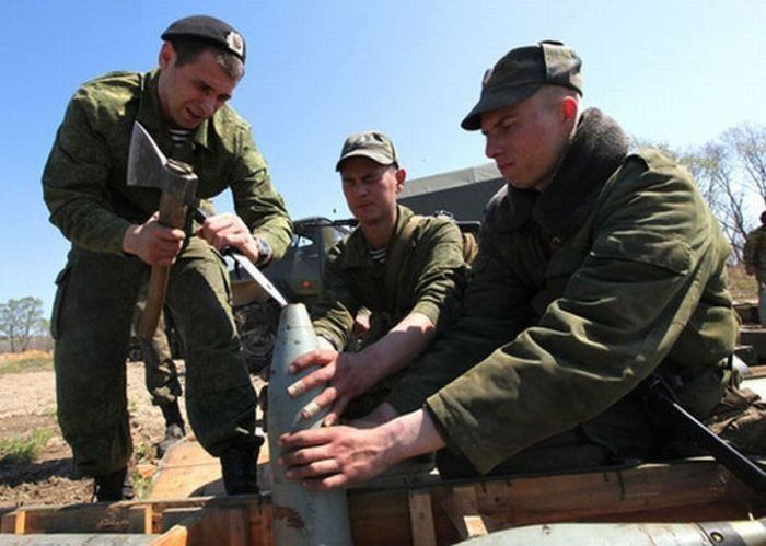Photo de soldats russes donnant un coup de hache sur la tête d'une ogive