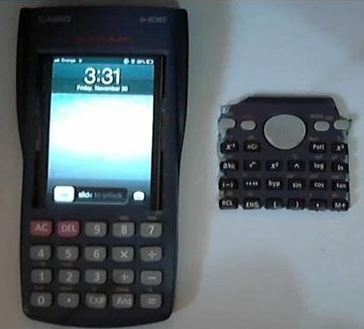 Photo d'un iphone déguisé en calculatrice
