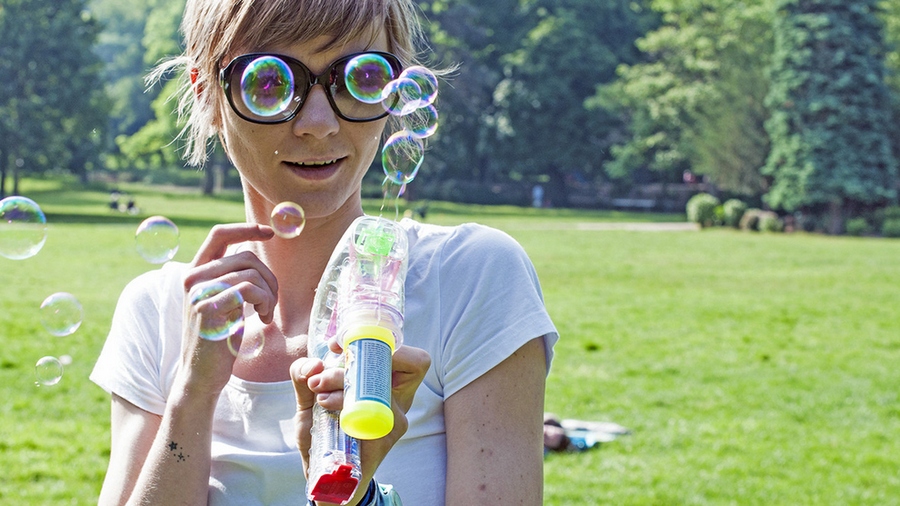 Photo d'une femme faisant des bulles