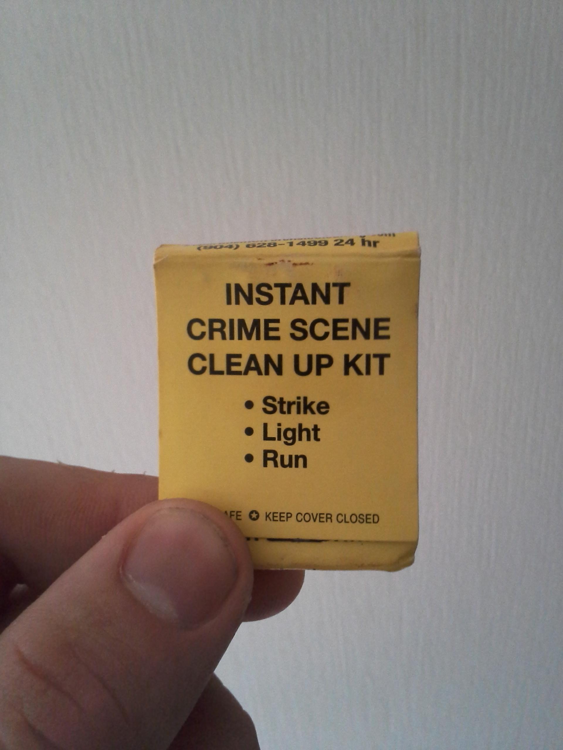 Photo d'une boîte d'allumette annotée "instant crime scene clean up"