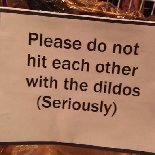 Panneau indiquant "please do not hit each other with the dildos"
