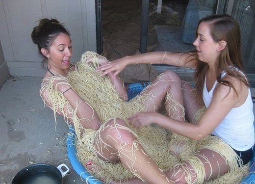 Photo de filles d'habillant de spagettis.
