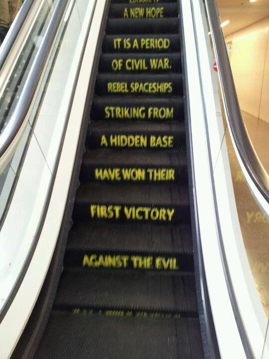 Photo d'un escalator donc chaque marche est une citation de star wars