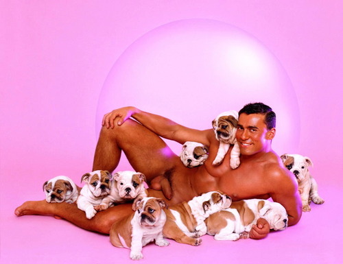 Photo d'un homme musclé avec des chiots sur fond rose