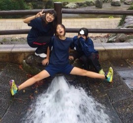 3 asiatiques simulant une femme fontaine