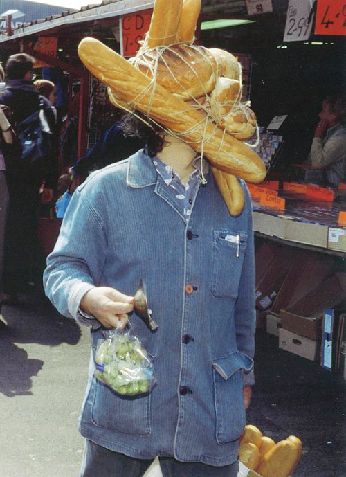 Homme avec des pains attaches au visage
