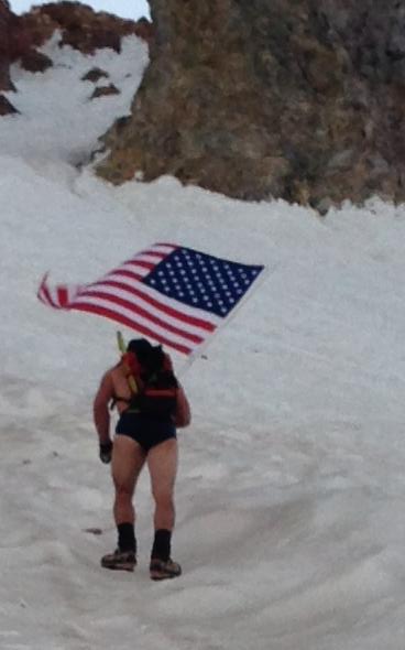 Home aux jambes nues montant l'everest avec un drapeau américain