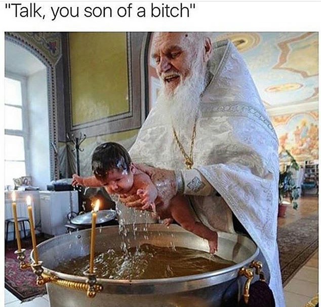 Vieux qui baptise un enfant en disant : "tu vas parler, ordure !"